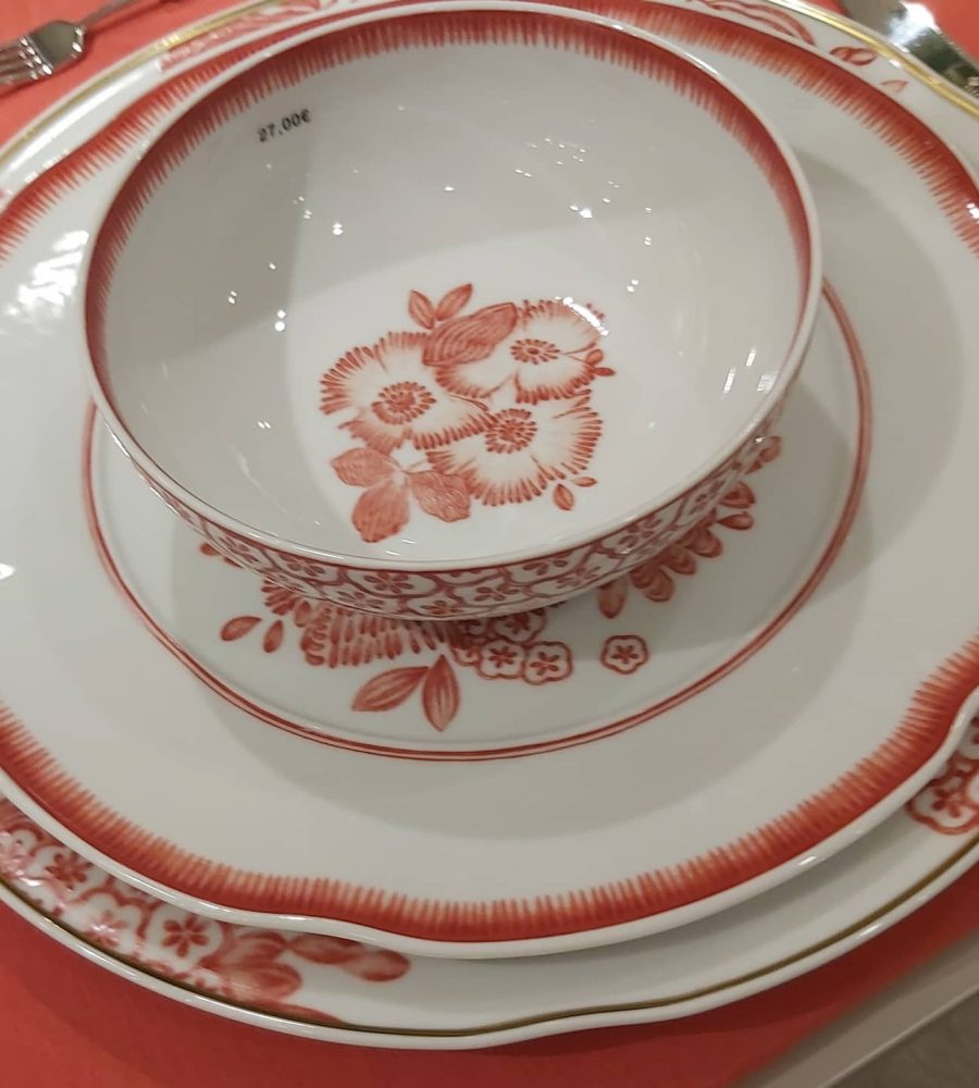 Plato hondo decorado con sopa para listas de boda en Sevilla