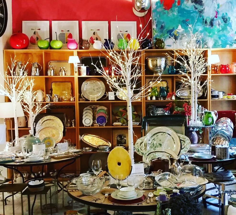 Utensilios de cocina organizados para listas de boda en Sevilla